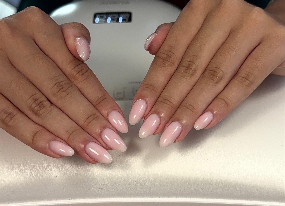 Baby boomer dégradé rose laiteux sur ongles amande — Xela Nails Genève