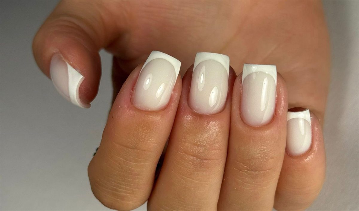 French manucure blanche sur ongles carrés — Xela Nails Genève