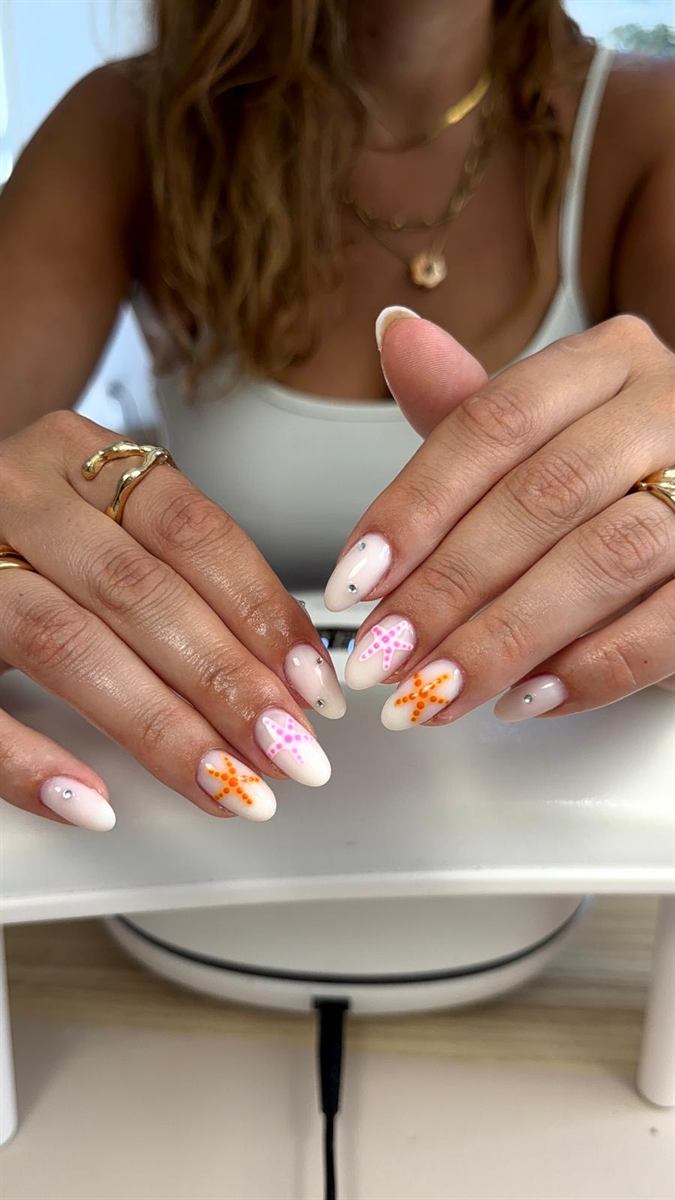 Nail art étoiles de mer roses et oranges — Xela Nails Genève