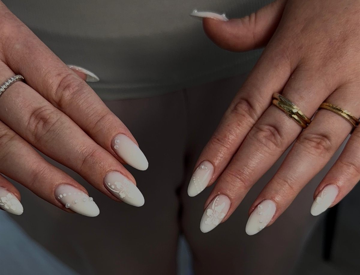 Nail art fleurs 3D et perles sur base blanche laiteuse — Xela Nails Genève