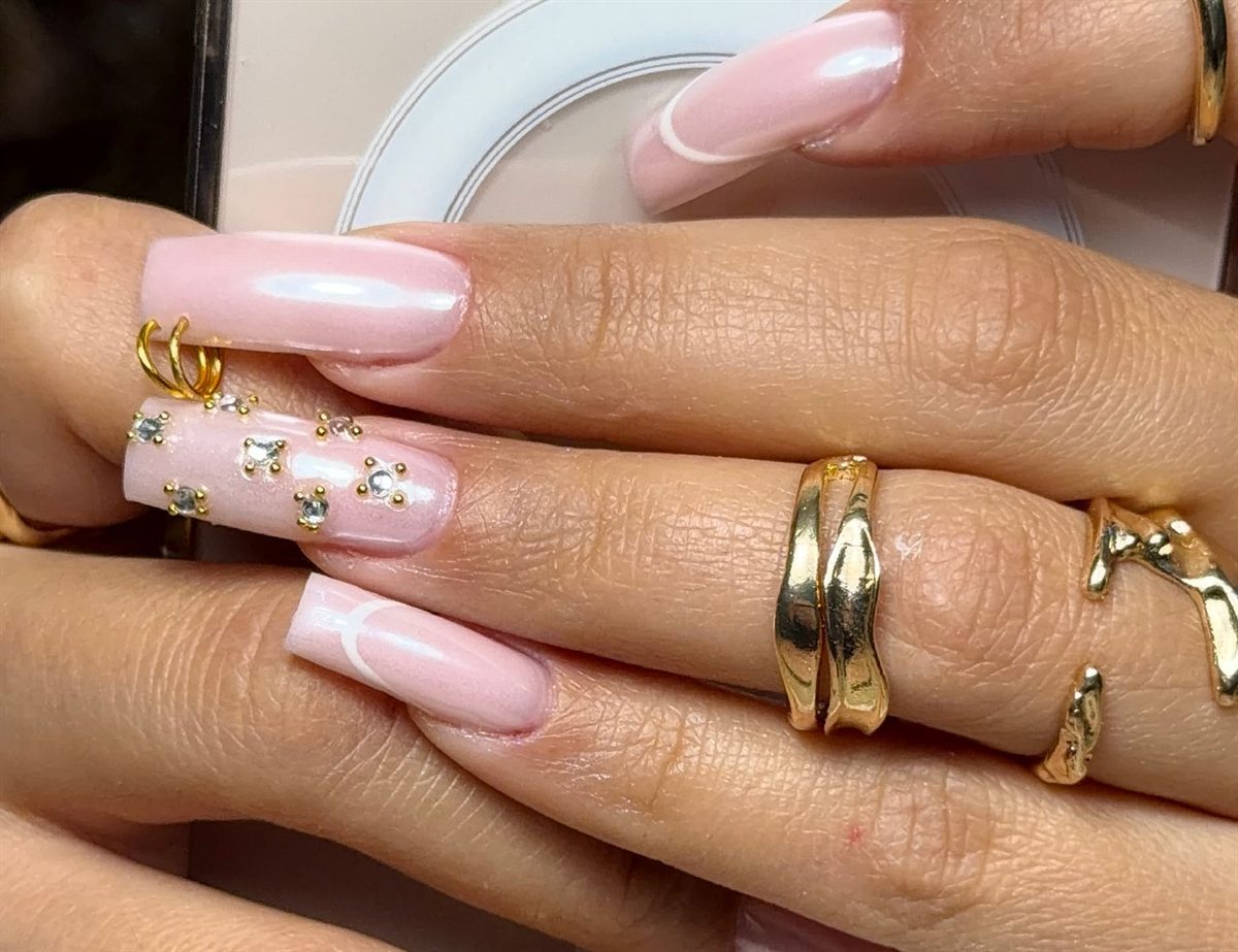 Nail art fleurs et strass sur base nacrée — Xela Nails Genève